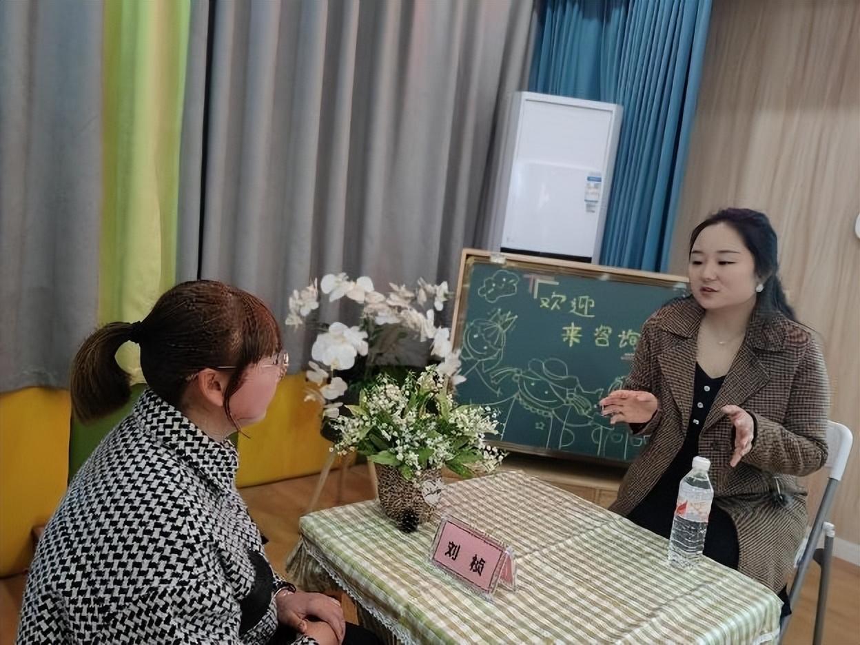 翠屏區(qū)家長學(xué)校走進(jìn)菜幼，點亮科學(xué)育兒之路——家庭教育公益講座與咨詢服務(wù)同步開展